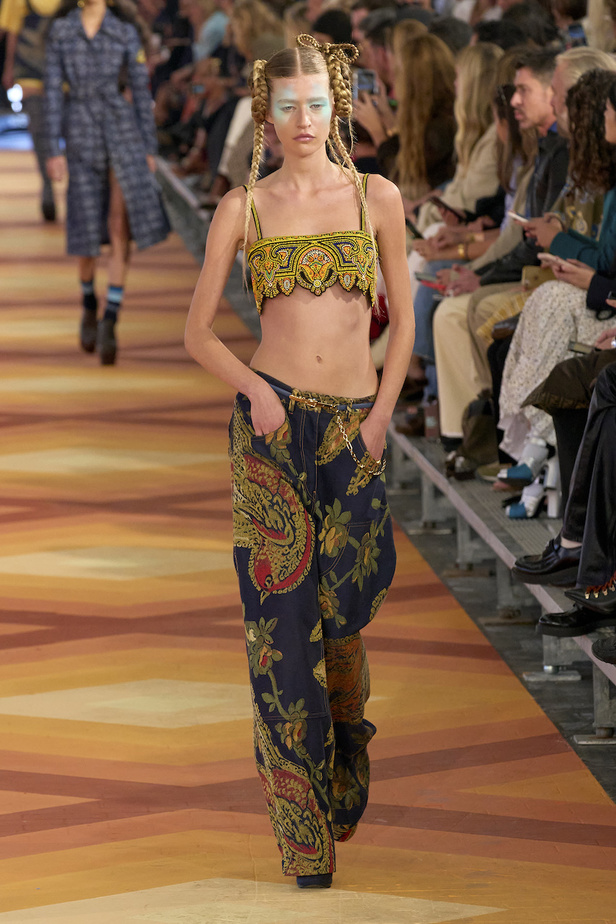 من مجموعة Etro لموسم ربيع وصيف 2023