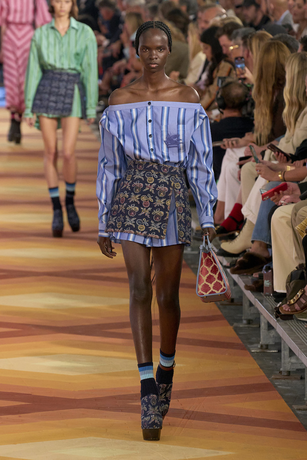 من مجموعة Etro لموسم ربيع وصيف 2023