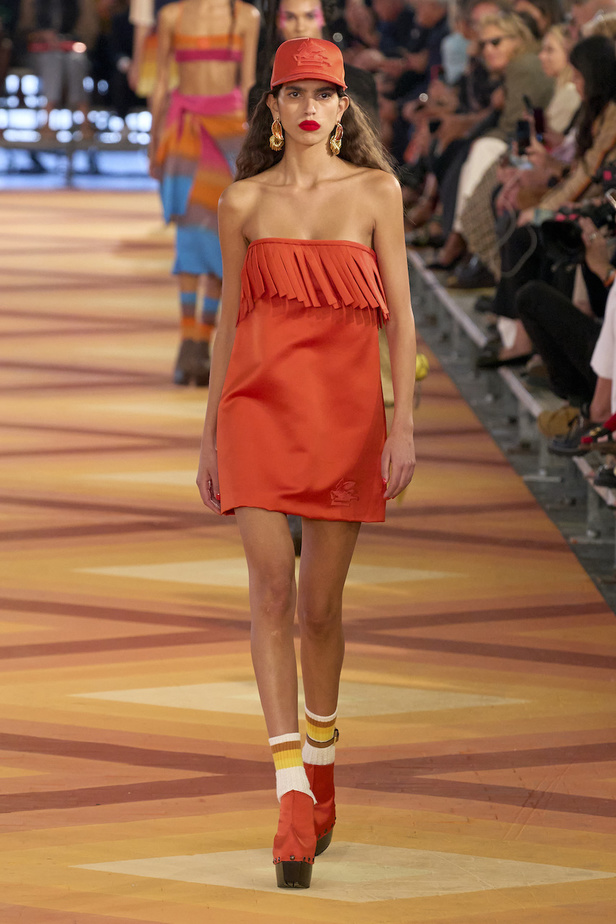 من مجموعة Etro لموسم ربيع وصيف 2023