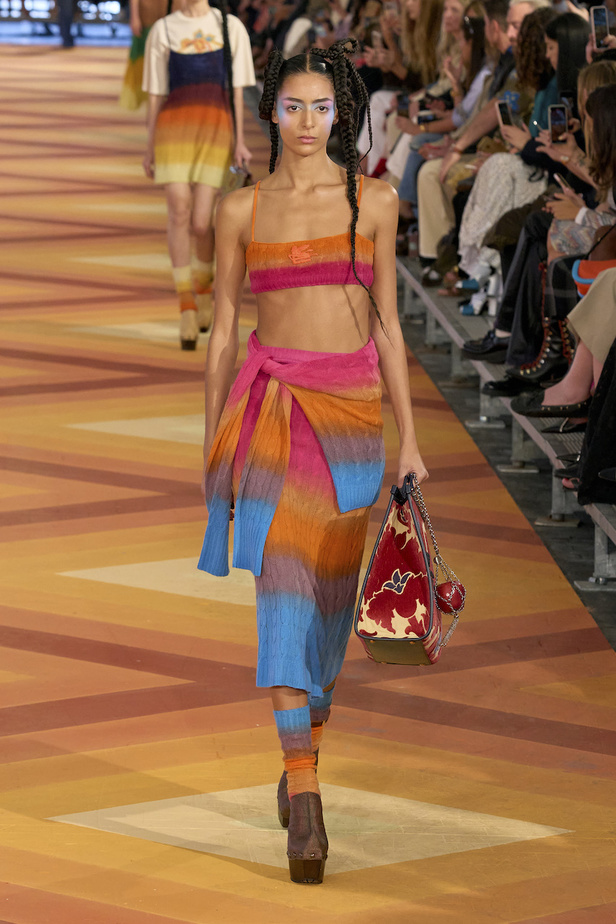 من مجموعة Etro لموسم ربيع وصيف 2023