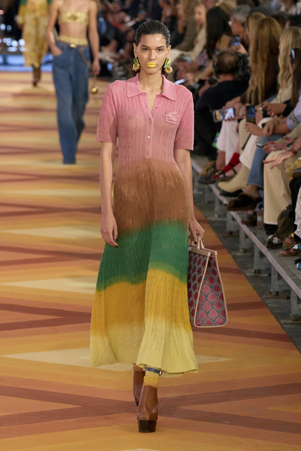 من مجموعة Etro لموسم ربيع وصيف 2023