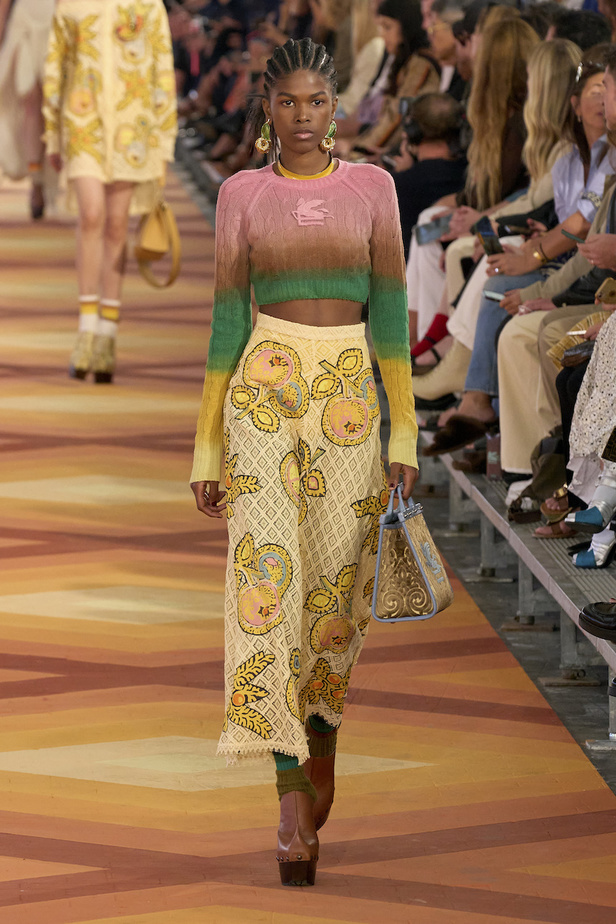 من مجموعة Etro لموسم ربيع وصيف 2023