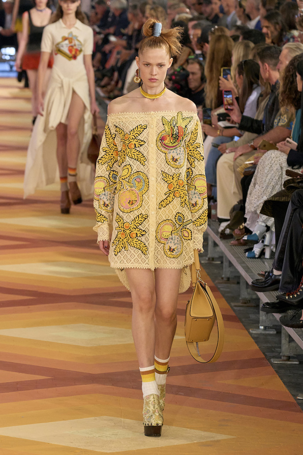 من مجموعة Etro لموسم ربيع وصيف 2023