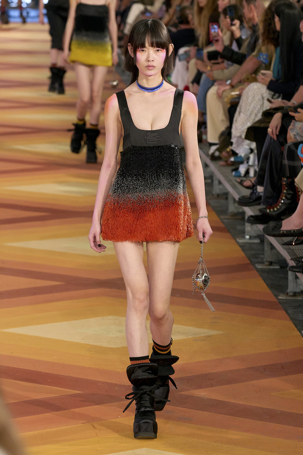 من مجموعة Etro لموسم ربيع وصيف 2023