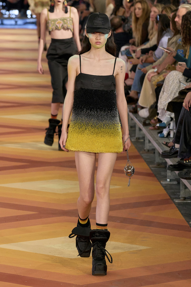 من مجموعة Etro لموسم ربيع وصيف 2023