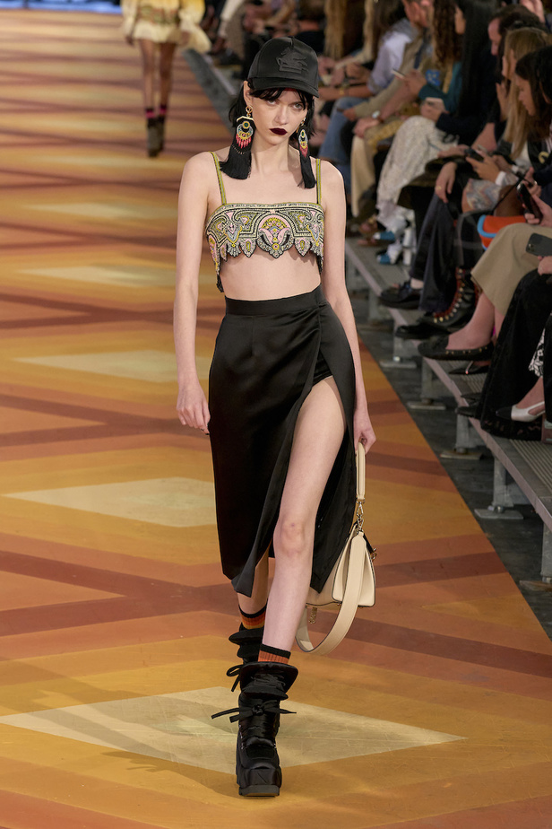 من مجموعة Etro لموسم ربيع وصيف 2023