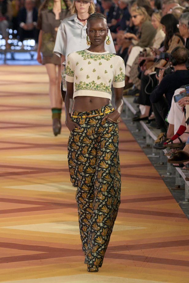 من مجموعة Etro لموسم ربيع وصيف 2023