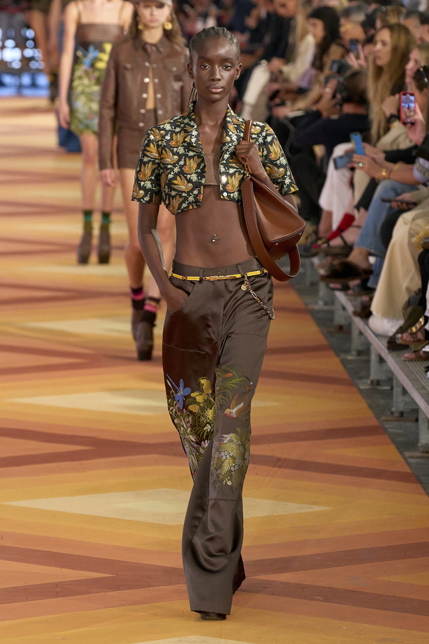 من مجموعة Etro لموسم ربيع وصيف 2023