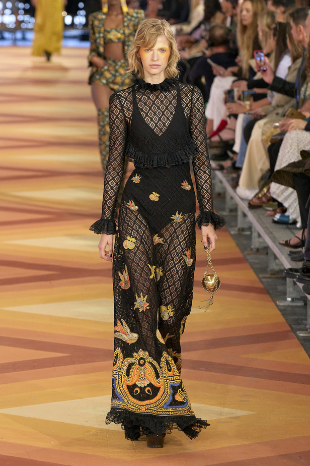 من مجموعة Etro لموسم ربيع وصيف 2023