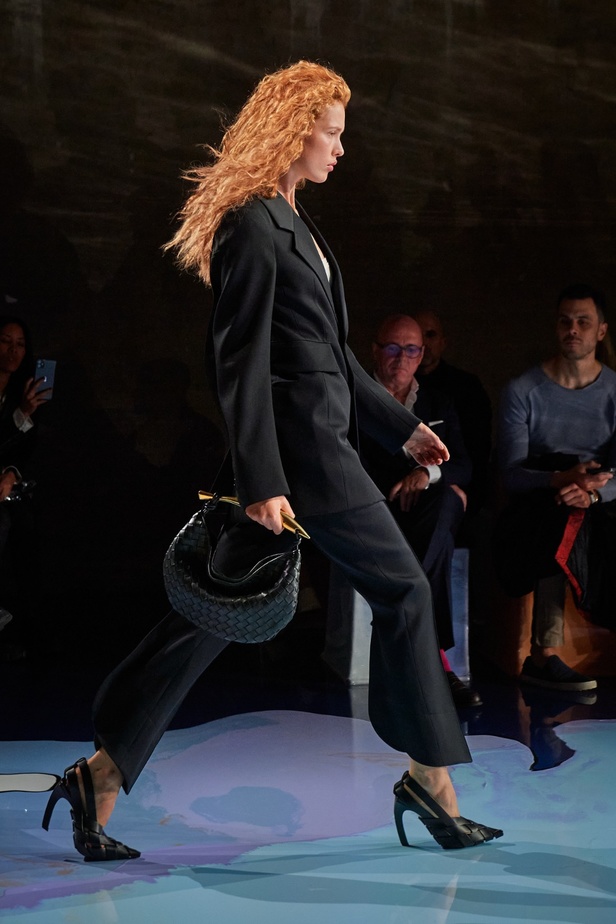 مجموعة Bottega Veneta لربيع وصيف 2023: تصاميم تجمع بين الأناقة والعملية