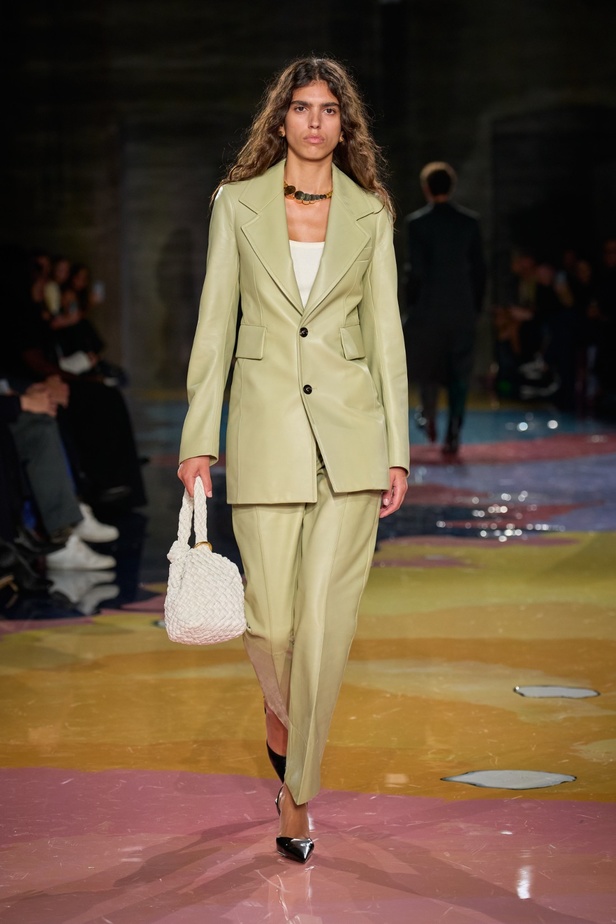 مجموعة Bottega Veneta لربيع وصيف 2023: تصاميم تجمع بين الأناقة والعملية