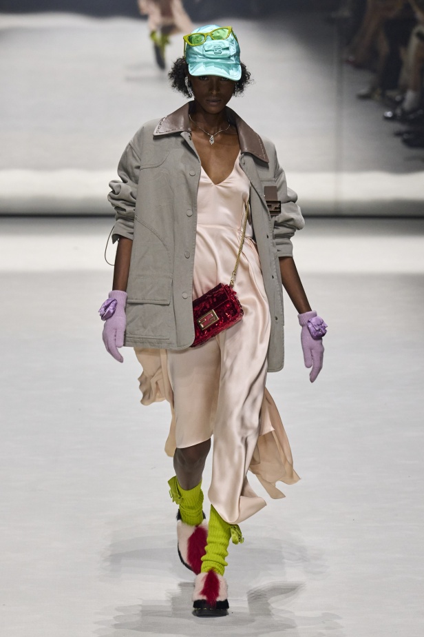 دار "فندي" تحتفل بحقيبة باغيت بجموعة كبسولية ساحرة في نيويورك