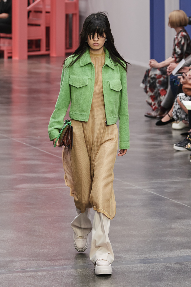 عرض أزياء Fendi  لربيع وصيف 2023 يضفي بُعدًا جديدًا للأزياء العمليّة