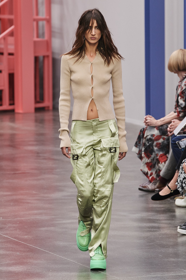 عرض أزياء Fendi  لربيع وصيف 2023 يضفي بُعدًا جديدًا للأزياء العمليّة