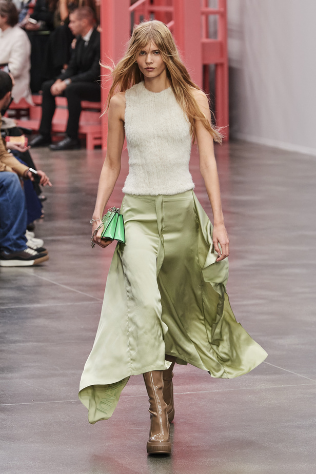 عرض أزياء Fendi  لربيع وصيف 2023 يضفي بُعدًا جديدًا للأزياء العمليّة