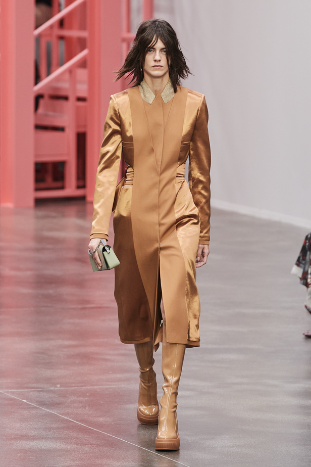 عرض أزياء Fendi  لربيع وصيف 2023 يضفي بُعدًا جديدًا للأزياء العمليّة