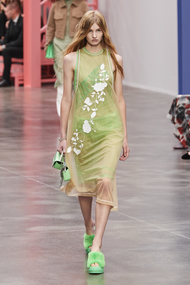 عرض أزياء Fendi  لربيع وصيف 2023 يضفي بُعدًا جديدًا للأزياء العمليّة