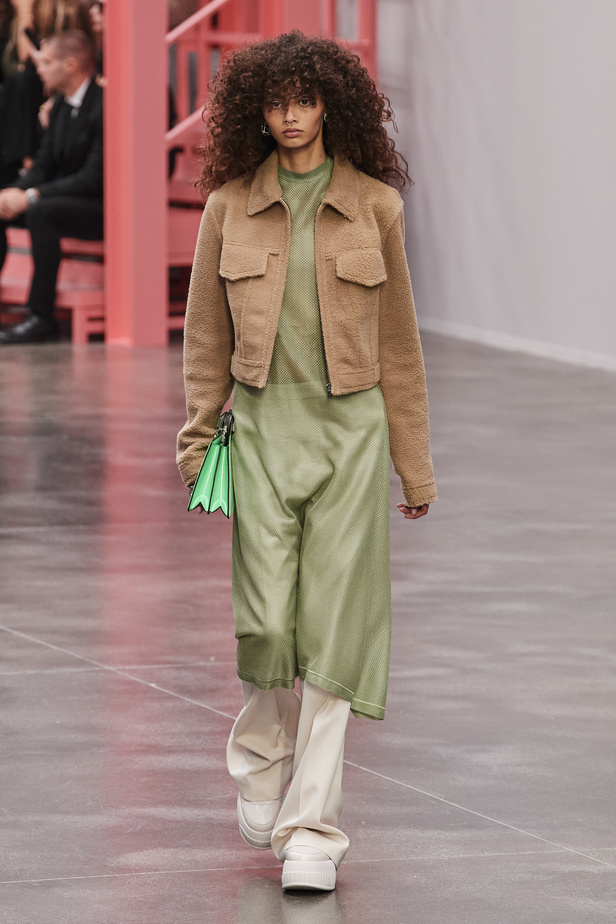 عرض أزياء Fendi  لربيع وصيف 2023 يضفي بُعدًا جديدًا للأزياء العمليّة