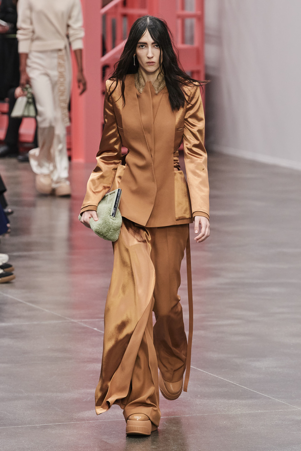 عرض أزياء Fendi  لربيع وصيف 2023 يضفي بُعدًا جديدًا للأزياء العمليّة