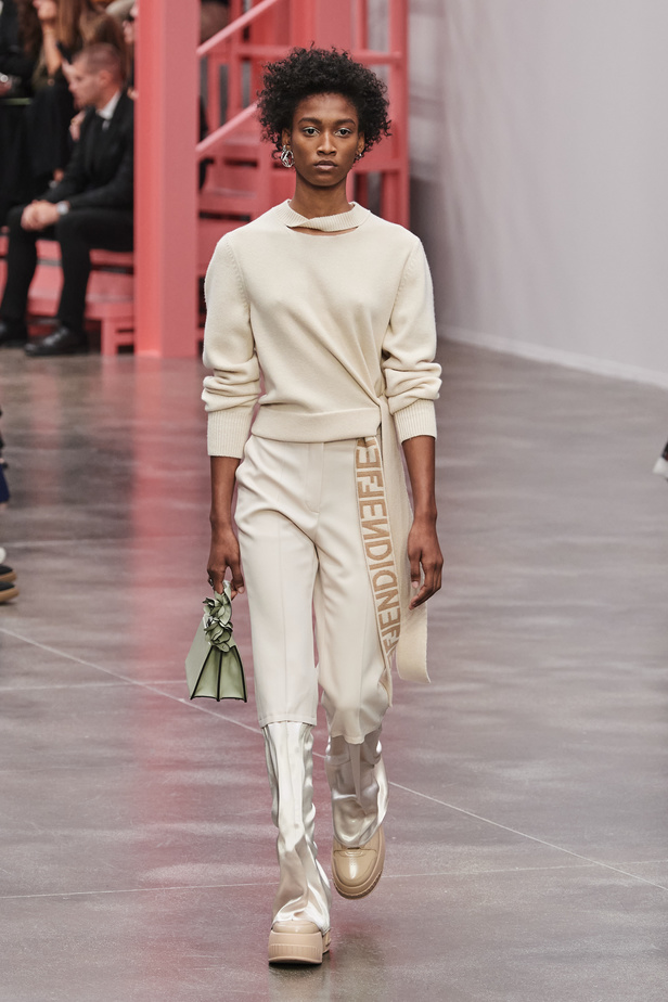 عرض أزياء Fendi  لربيع وصيف 2023 يضفي بُعدًا جديدًا للأزياء العمليّة