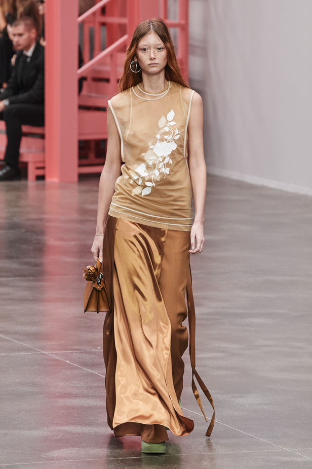 عرض أزياء Fendi  لربيع وصيف 2023 يضفي بُعدًا جديدًا للأزياء العمليّة