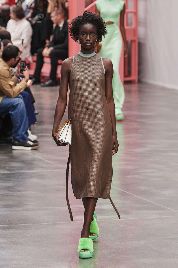 عرض أزياء Fendi  لربيع وصيف 2023 يضفي بُعدًا جديدًا للأزياء العمليّة