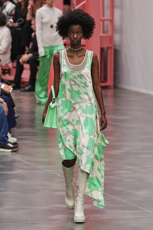 عرض أزياء Fendi  لربيع وصيف 2023 يضفي بُعدًا جديدًا للأزياء العمليّة