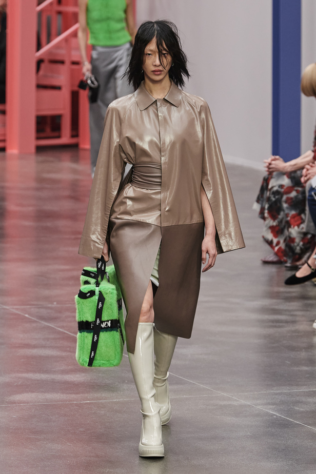 عرض أزياء Fendi  لربيع وصيف 2023 يضفي بُعدًا جديدًا للأزياء العمليّة