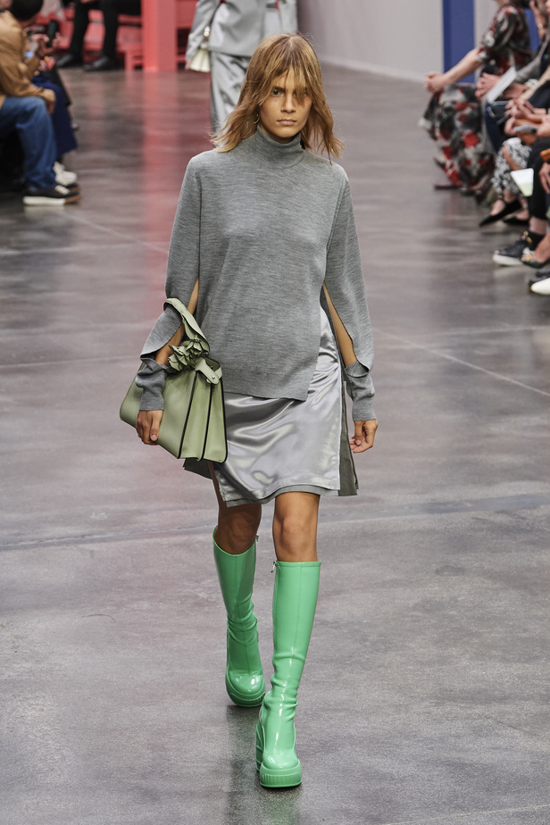 عرض أزياء Fendi  لربيع وصيف 2023 يضفي بُعدًا جديدًا للأزياء العمليّة