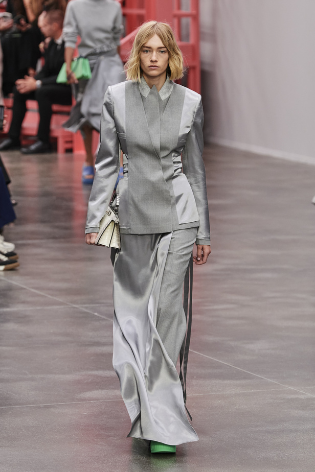 عرض أزياء Fendi  لربيع وصيف 2023 يضفي بُعدًا جديدًا للأزياء العمليّة