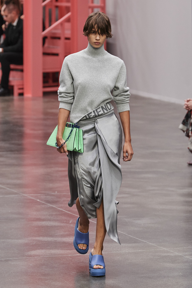 عرض أزياء Fendi  لربيع وصيف 2023 يضفي بُعدًا جديدًا للأزياء العمليّة