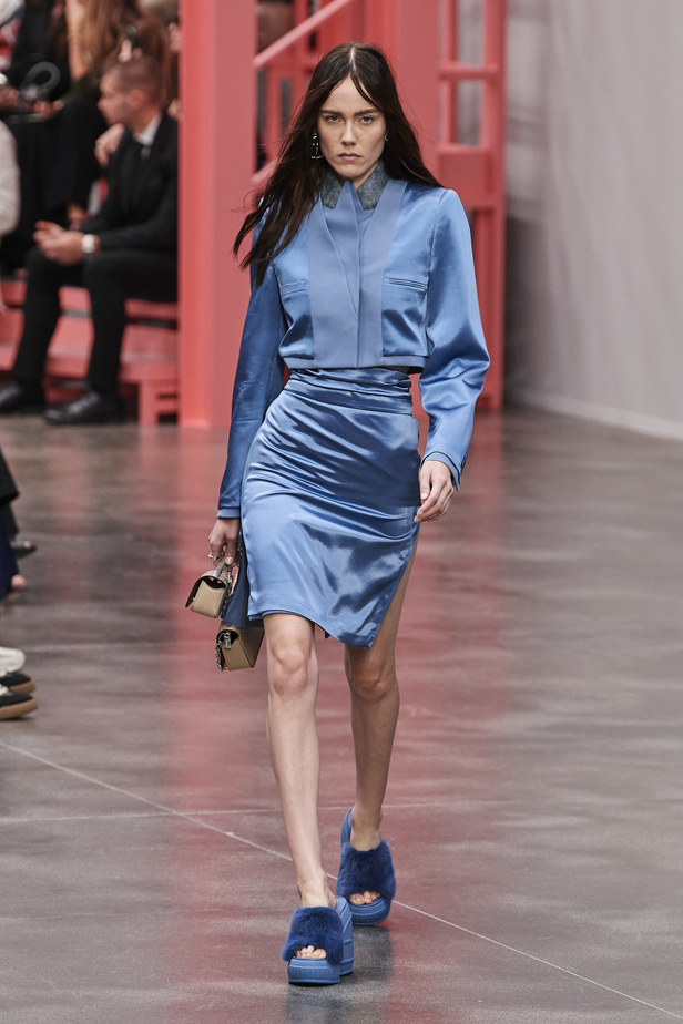 عرض أزياء Fendi  لربيع وصيف 2023 يضفي بُعدًا جديدًا للأزياء العمليّة