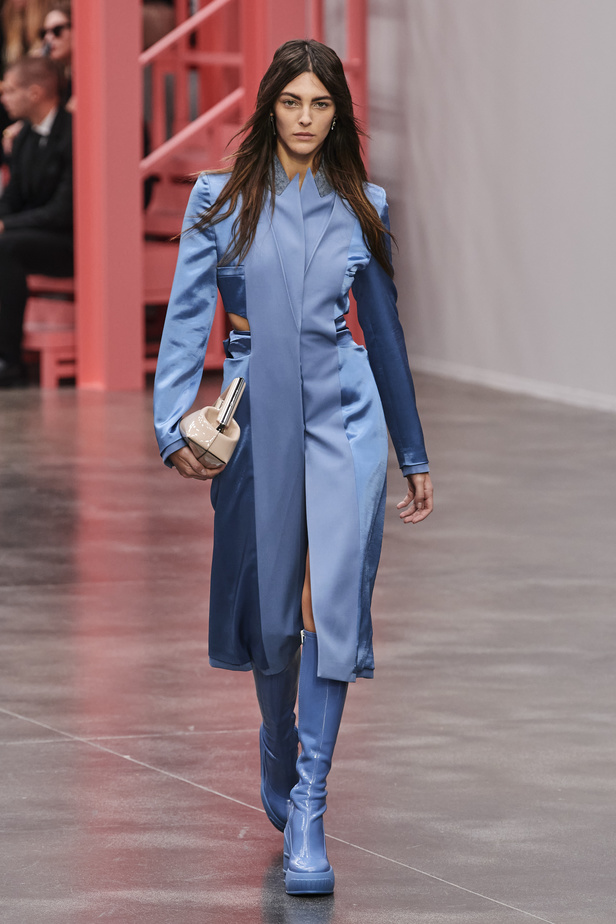عرض أزياء Fendi  لربيع وصيف 2023 يضفي بُعدًا جديدًا للأزياء العمليّة