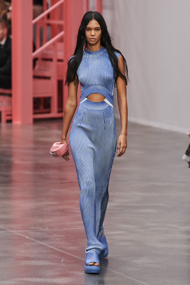 عرض أزياء Fendi  لربيع وصيف 2023 يضفي بُعدًا جديدًا للأزياء العمليّة
