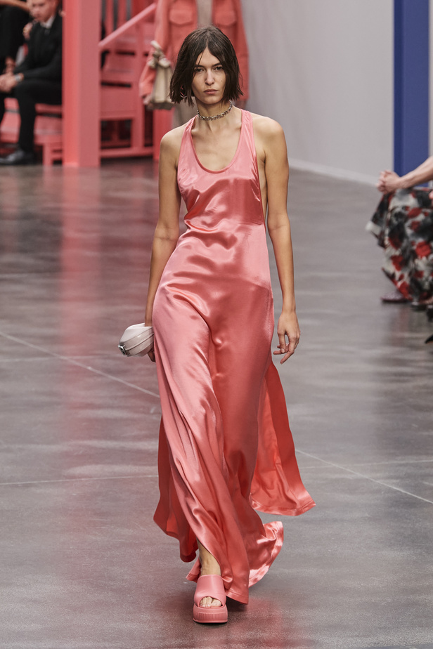 عرض أزياء Fendi  لربيع وصيف 2023 يضفي بُعدًا جديدًا للأزياء العمليّة