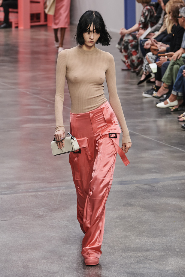 عرض أزياء Fendi  لربيع وصيف 2023 يضفي بُعدًا جديدًا للأزياء العمليّة