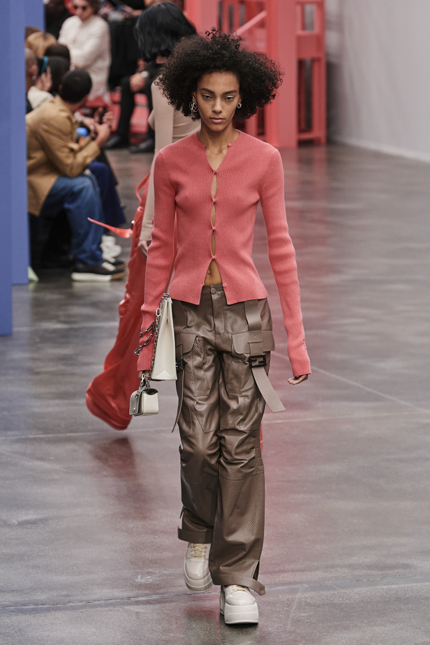 عرض أزياء Fendi  لربيع وصيف 2023 يضفي بُعدًا جديدًا للأزياء العمليّة
