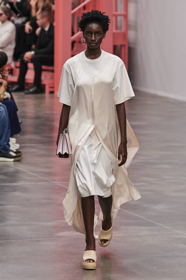 عرض أزياء Fendi  لربيع وصيف 2023 يضفي بُعدًا جديدًا للأزياء العمليّة