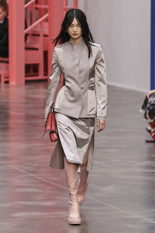 عرض أزياء Fendi  لربيع وصيف 2023 يضفي بُعدًا جديدًا للأزياء العمليّة