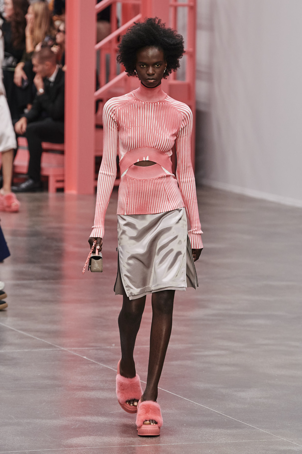 عرض أزياء Fendi  لربيع وصيف 2023 يضفي بُعدًا جديدًا للأزياء العمليّة