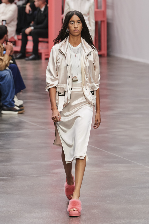 عرض أزياء Fendi  لربيع وصيف 2023 يضفي بُعدًا جديدًا للأزياء العمليّة