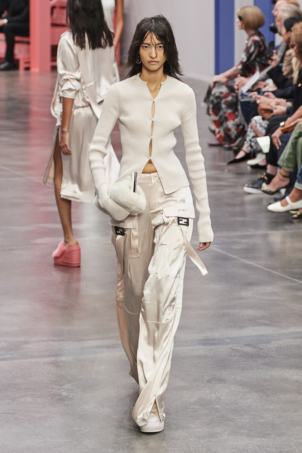 عرض أزياء Fendi  لربيع وصيف 2023 يضفي بُعدًا جديدًا للأزياء العمليّة