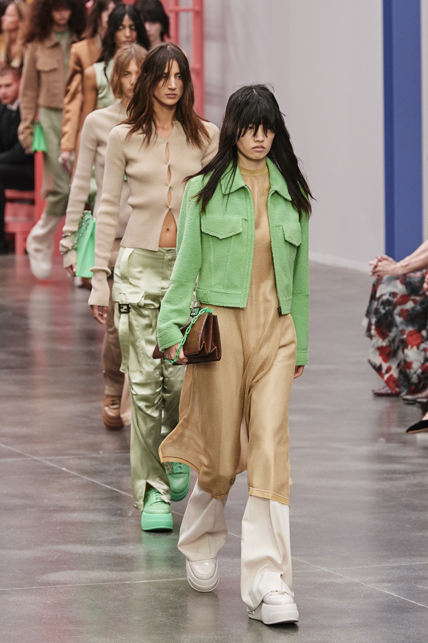 عرض أزياء Fendi  لربيع وصيف 2023 يضفي بُعدًا جديدًا للأزياء العمليّة