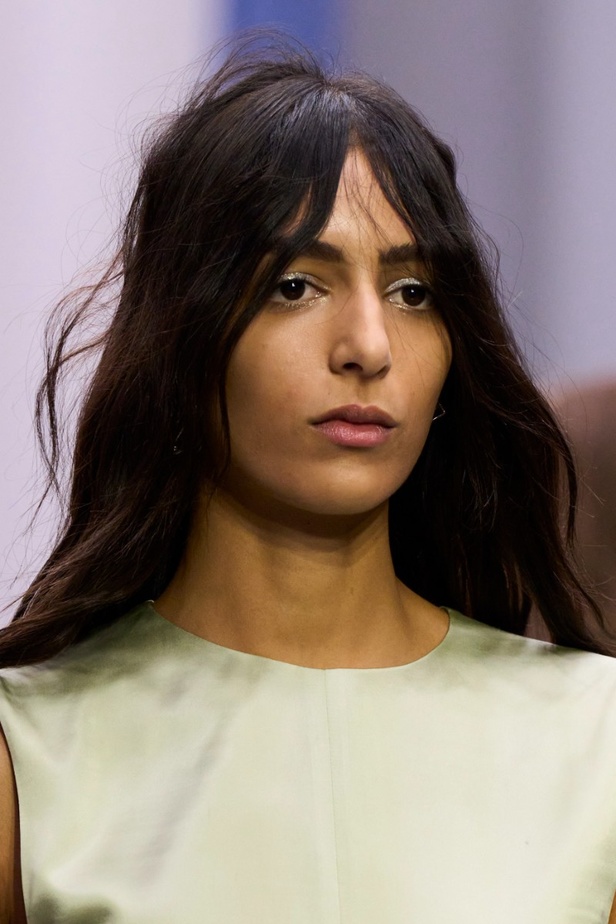 عرض أزياء Fendi  لربيع وصيف 2023 يضفي بُعدًا جديدًا للأزياء العمليّة