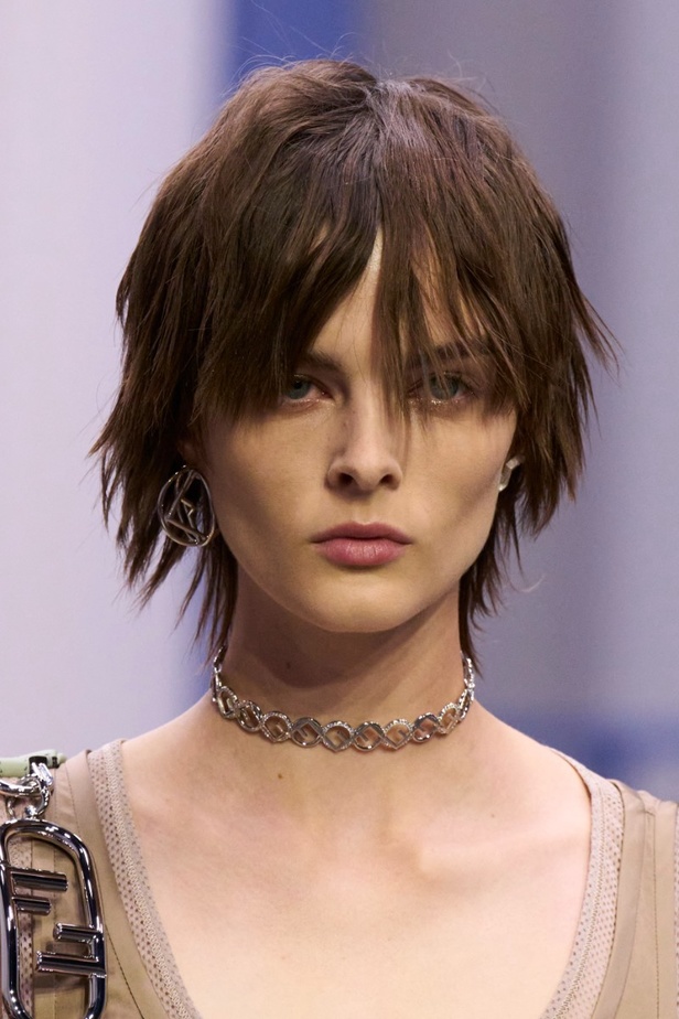 عرض أزياء Fendi  لربيع وصيف 2023 يضفي بُعدًا جديدًا للأزياء العمليّة