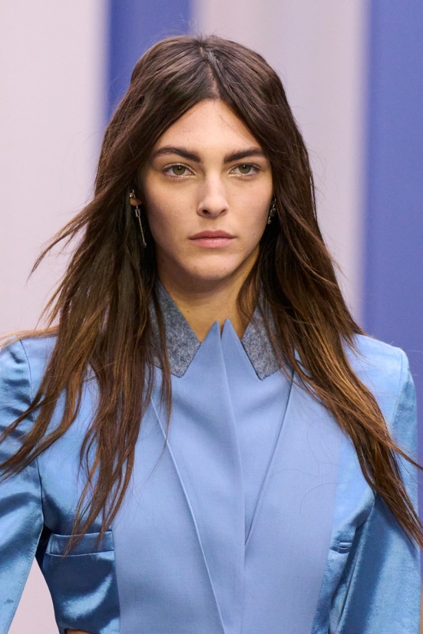 عرض أزياء Fendi  لربيع وصيف 2023 يضفي بُعدًا جديدًا للأزياء العمليّة