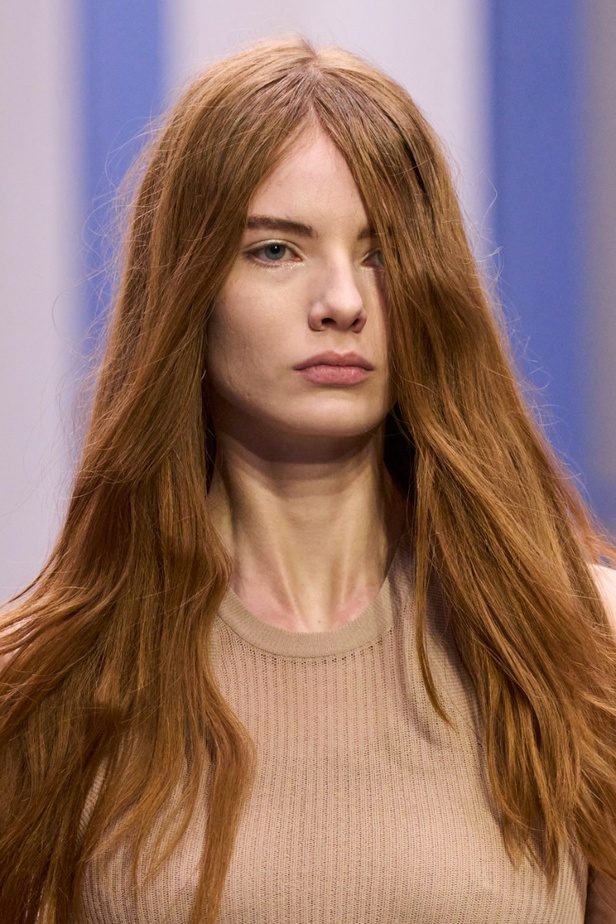 عرض أزياء Fendi  لربيع وصيف 2023 يضفي بُعدًا جديدًا للأزياء العمليّة