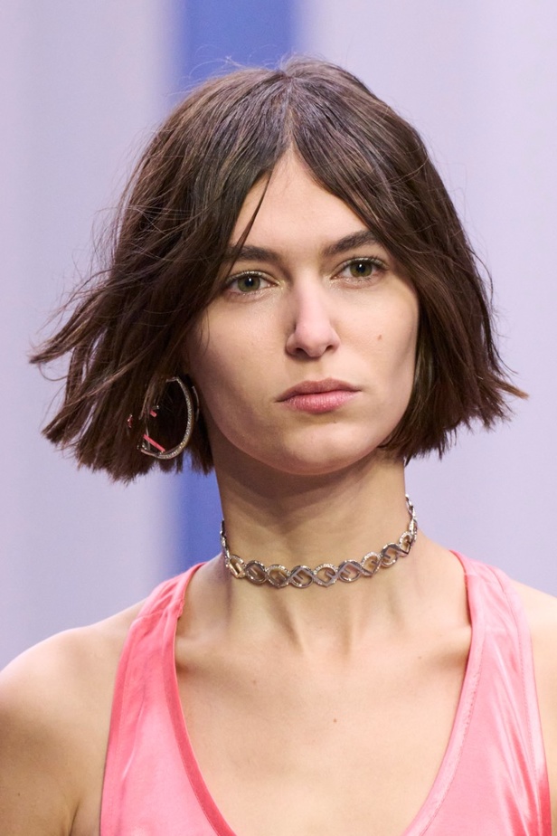 عرض أزياء Fendi  لربيع وصيف 2023 يضفي بُعدًا جديدًا للأزياء العمليّة