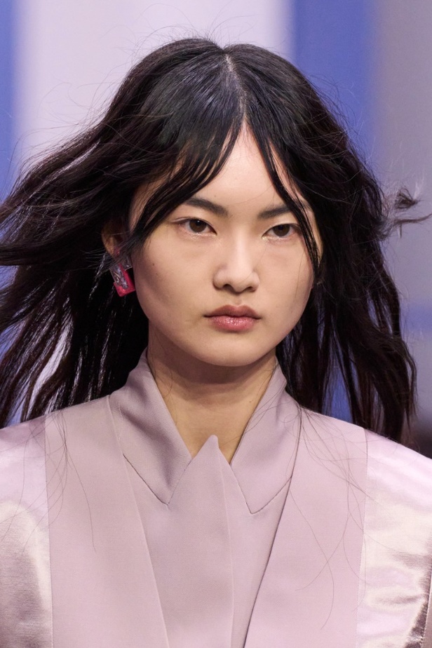 عرض أزياء Fendi  لربيع وصيف 2023 يضفي بُعدًا جديدًا للأزياء العمليّة