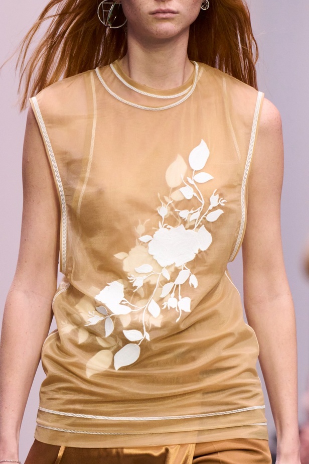 عرض أزياء Fendi  لربيع وصيف 2023 يضفي بُعدًا جديدًا للأزياء العمليّة